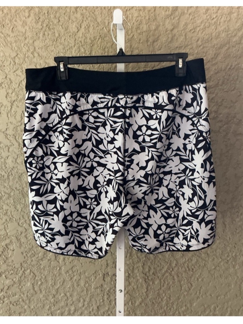 Lands’ End Women’s Quick Dry Swim board Shorts black white tropical print 18 - Picture 2 of 12